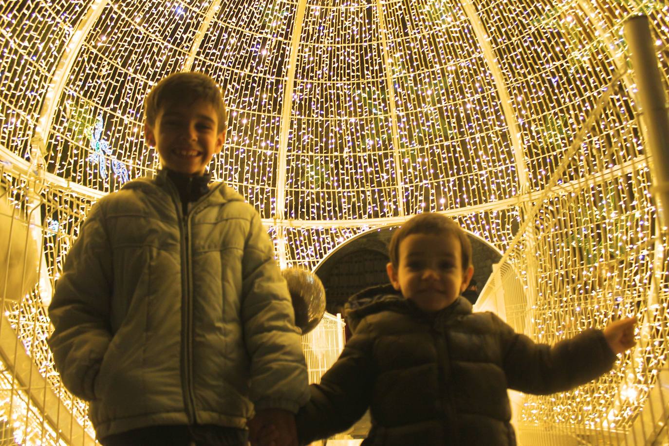 A las 19:00 horas de este jueves, ha tenido lugar el encendido de las luces de Navidad, en la plaza de Santa María