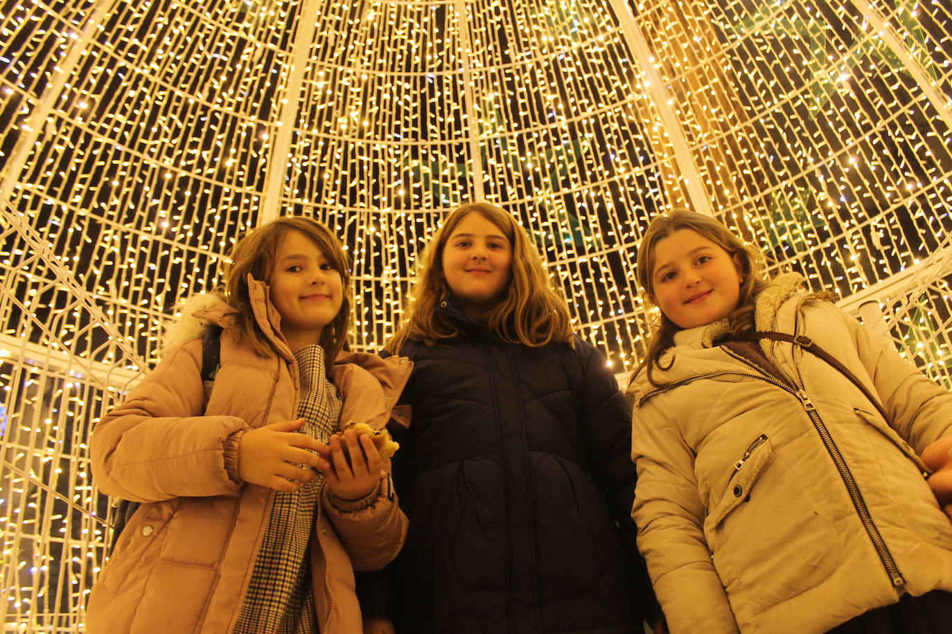 A las 19:00 horas de este jueves, ha tenido lugar el encendido de las luces de Navidad, en la plaza de Santa María