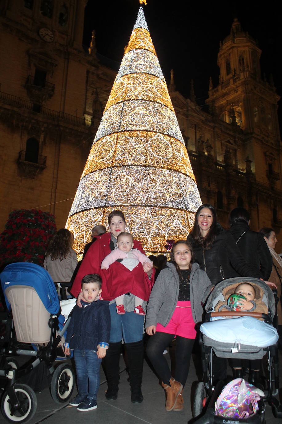 A las 19:00 horas de este jueves, ha tenido lugar el encendido de las luces de Navidad, en la plaza de Santa María