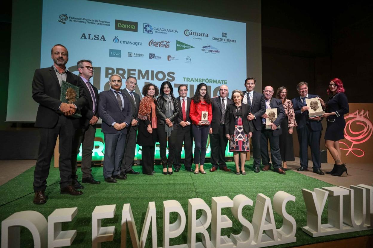 Los galardonados con los premios de Hostelería y Turismo posa para la foto de familia junto a los representantes de instituciones granadinas. 