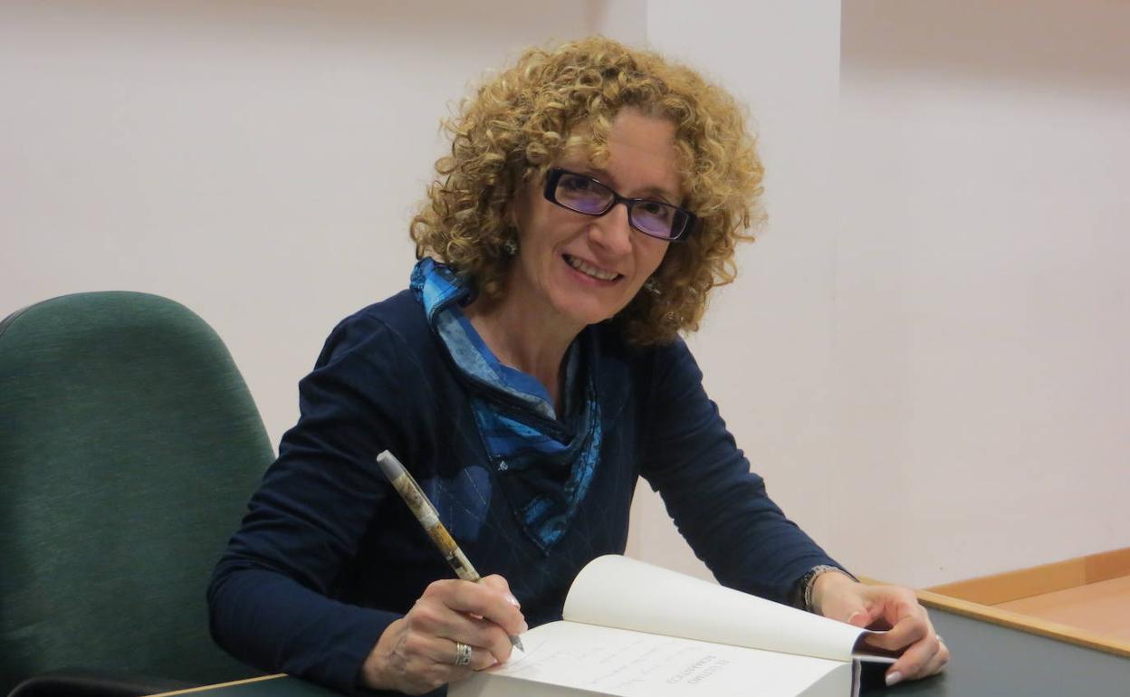 La escritora Carolina Molina, firmando ejemplares de su nuevo libro.