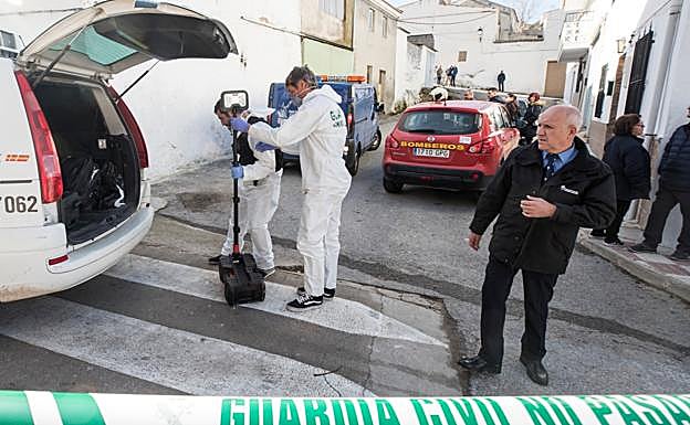 Galería. Miembros de la unidad científica de la Guardia Civil desplazados al lugar de los hechos