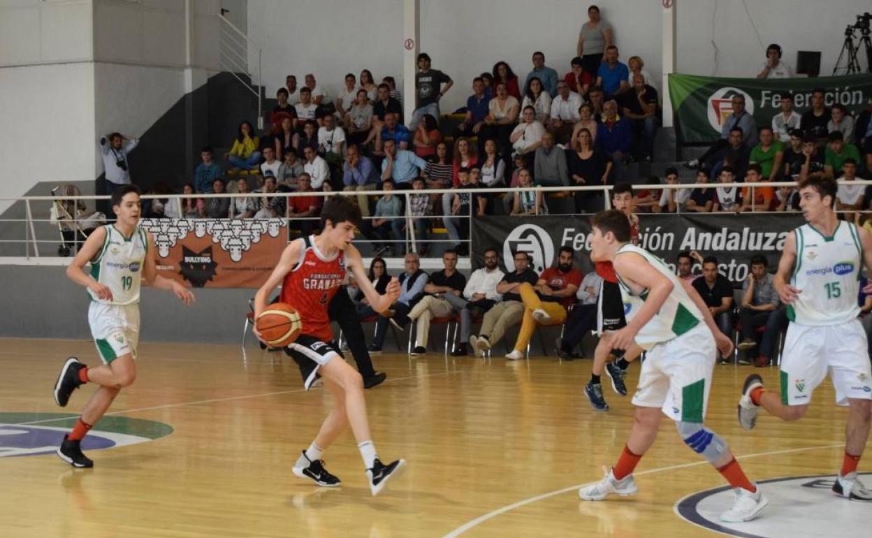 Antonio Moreno, con el balón en su etapa nazarí. 