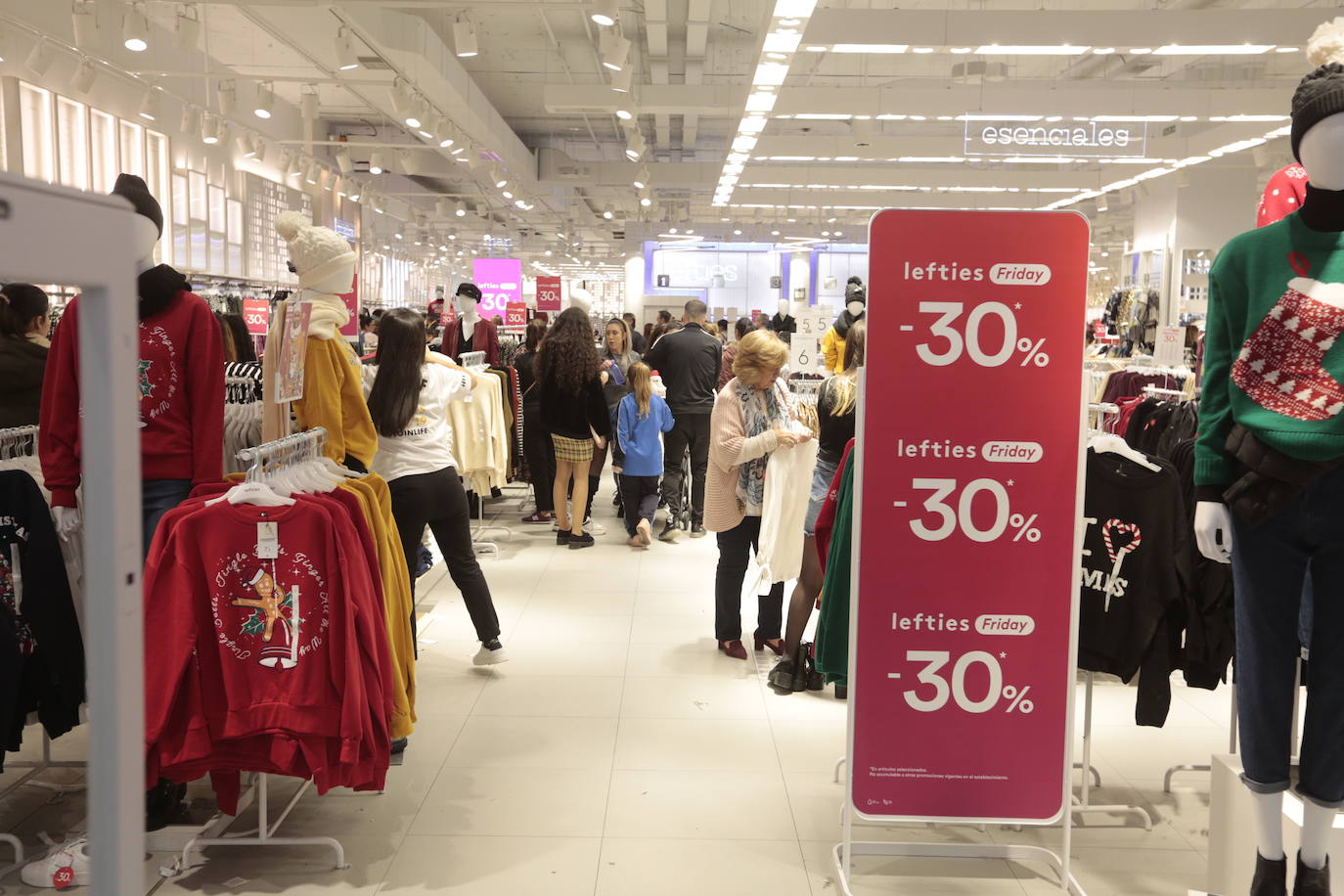 Los centros comerciales y tiendas de la capital, a rebosar de clientes durante este viernes 29 de noviembre