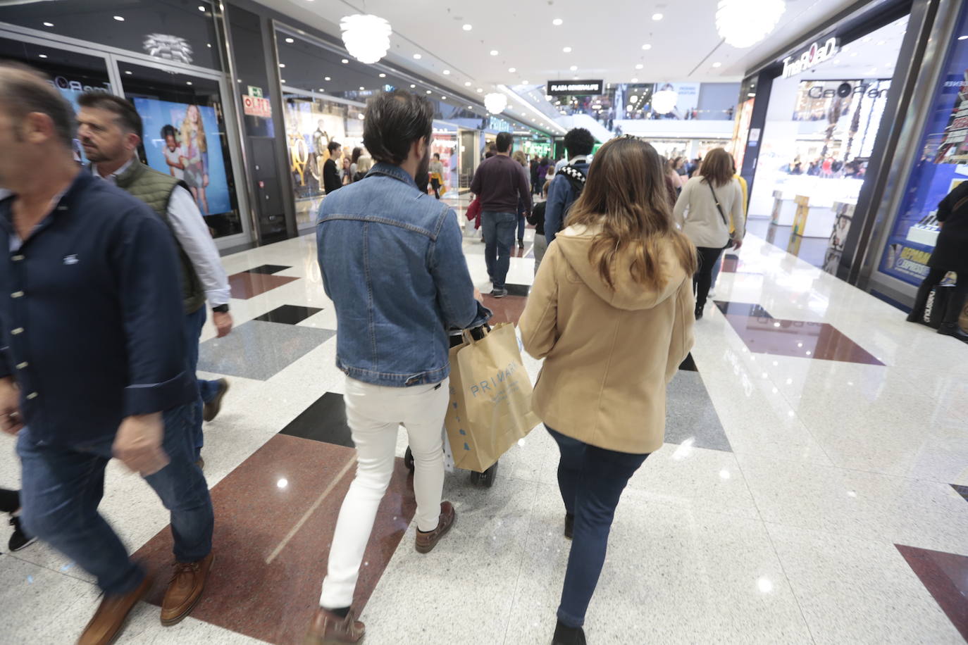 Los centros comerciales y tiendas de la capital, a rebosar de clientes durante este viernes 29 de noviembre