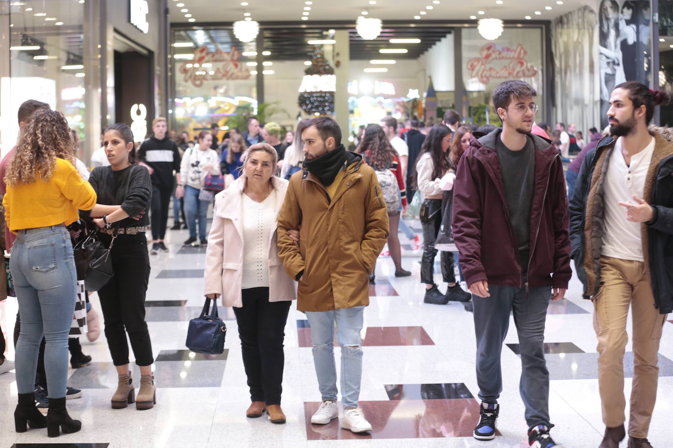 Los centros comerciales y tiendas de la capital, a rebosar de clientes durante este viernes 29 de noviembre