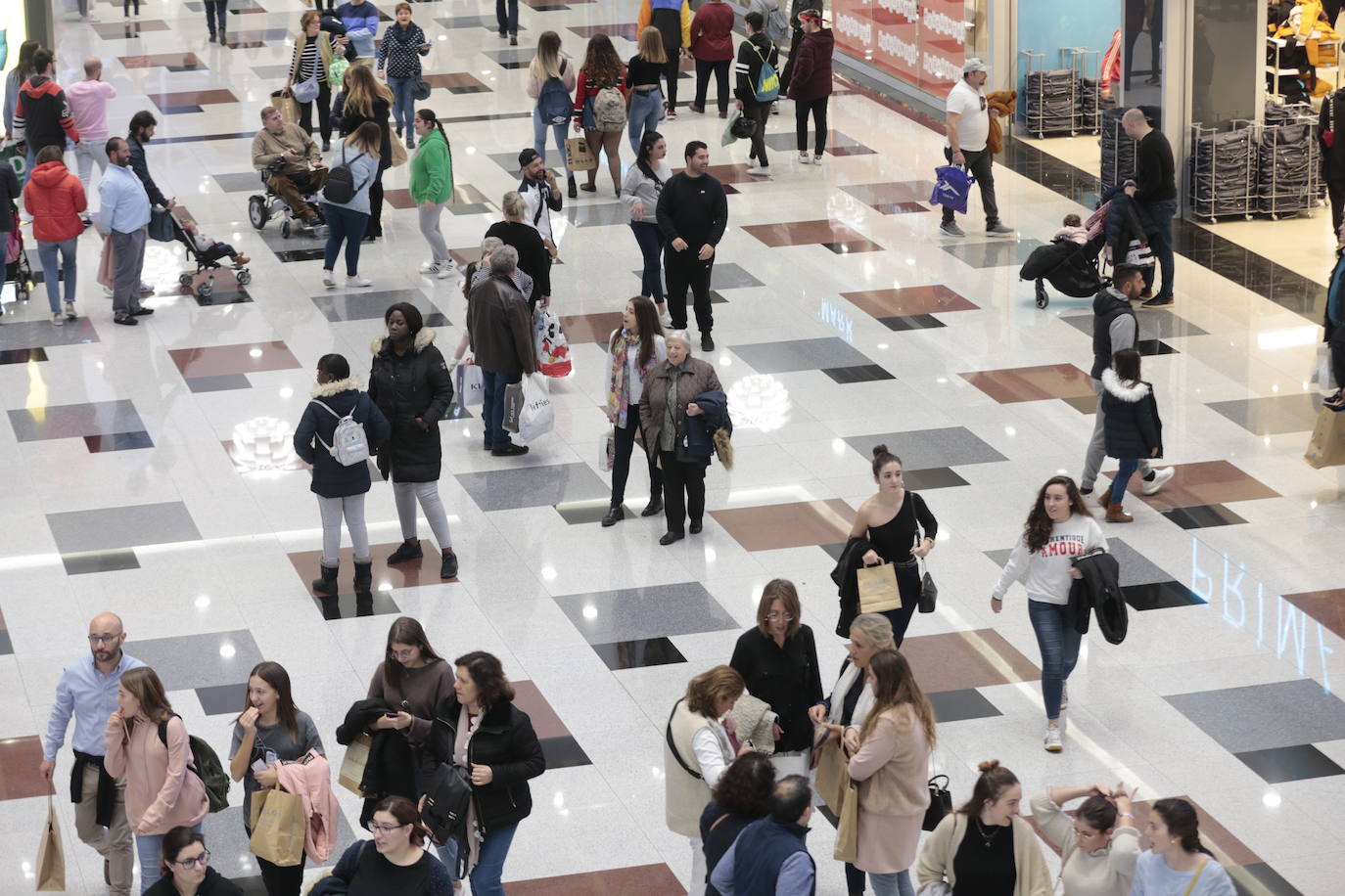 Los centros comerciales y tiendas de la capital, a rebosar de clientes durante este viernes 29 de noviembre