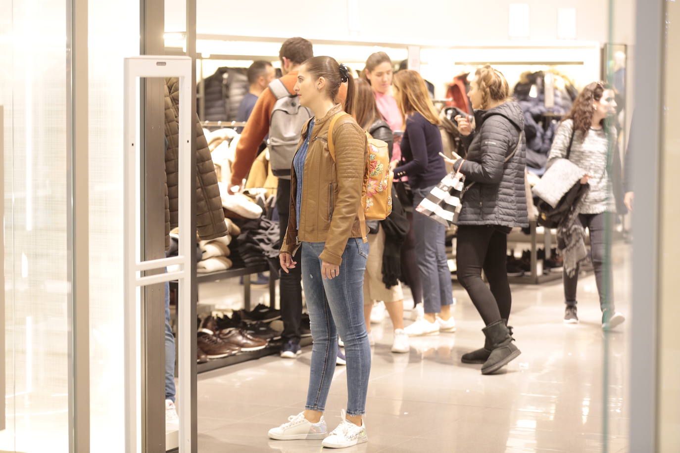 Los centros comerciales y tiendas de la capital, a rebosar de clientes durante este viernes 29 de noviembre