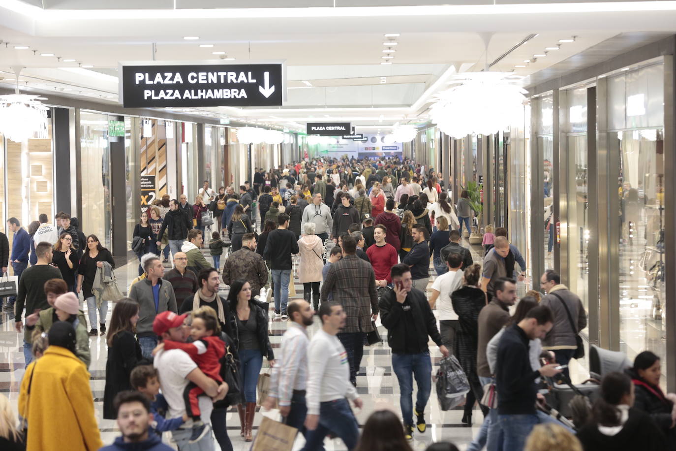 Los centros comerciales y tiendas de la capital, a rebosar de clientes durante este viernes 29 de noviembre