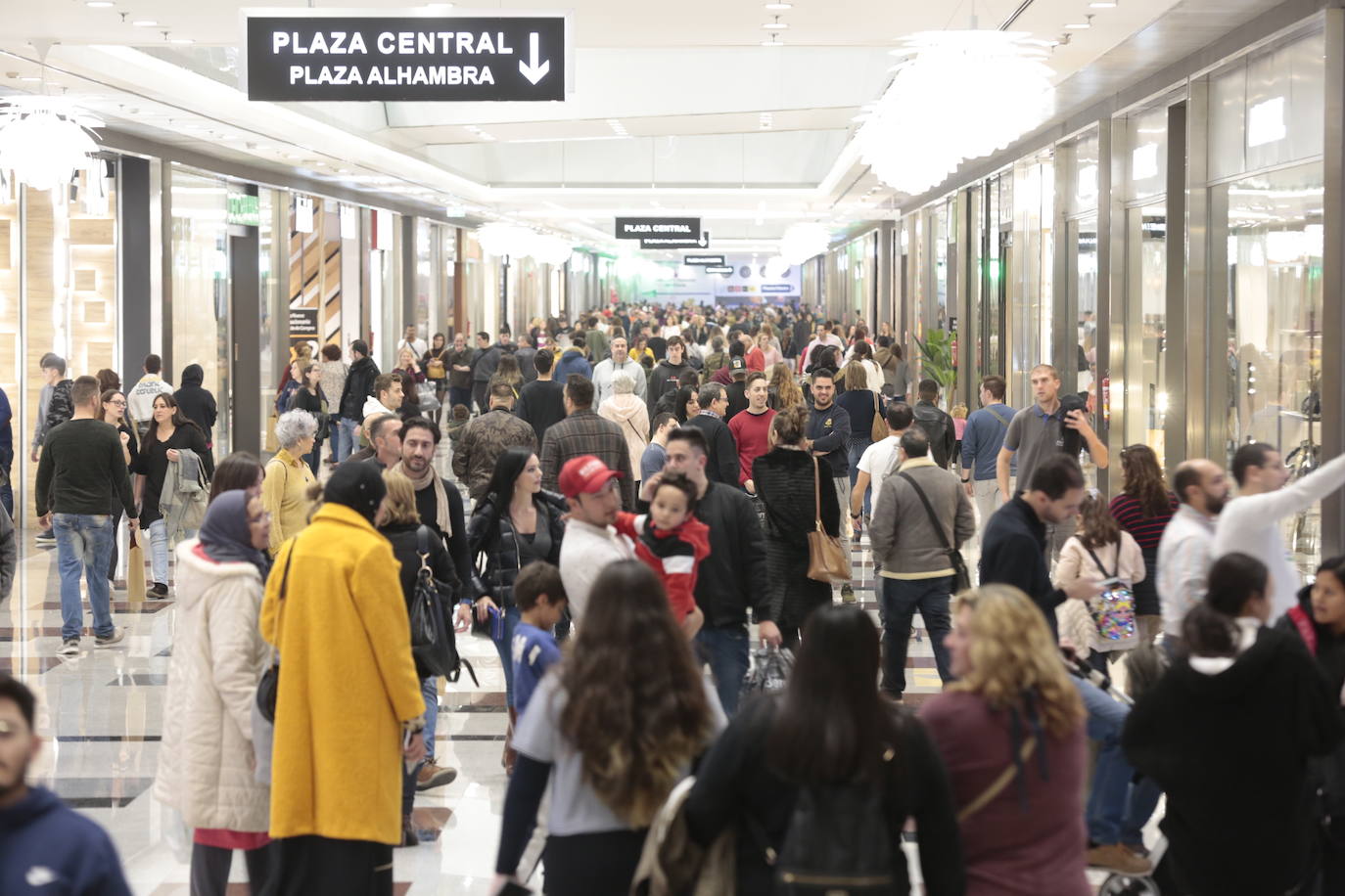 Los centros comerciales y tiendas de la capital, a rebosar de clientes durante este viernes 29 de noviembre