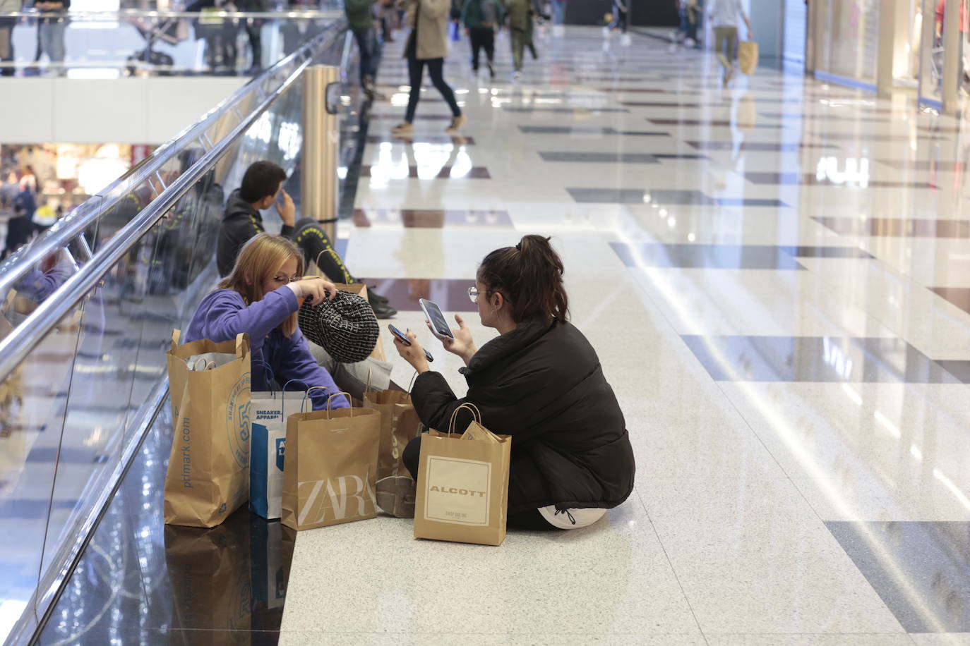 Los centros comerciales y tiendas de la capital, a rebosar de clientes durante este viernes 29 de noviembre