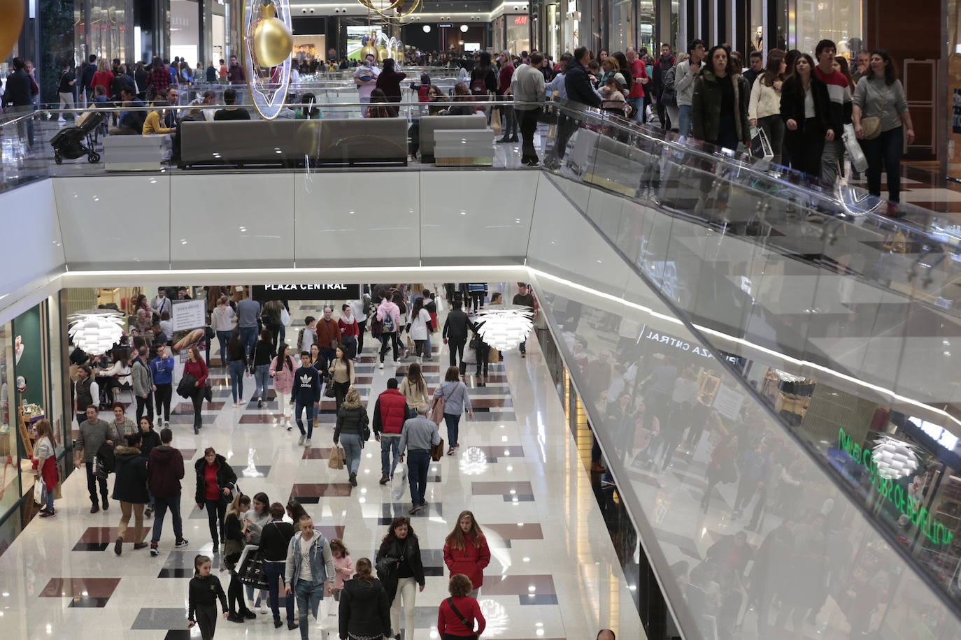 Los centros comerciales y tiendas de la capital, a rebosar de clientes durante este viernes 29 de noviembre