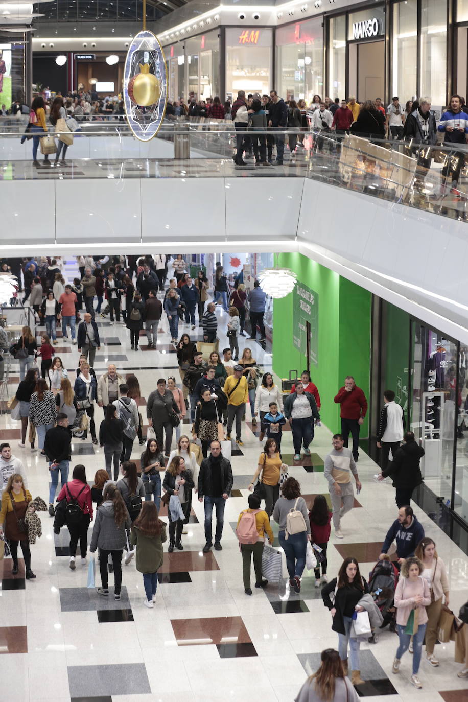 Los centros comerciales y tiendas de la capital, a rebosar de clientes durante este viernes 29 de noviembre