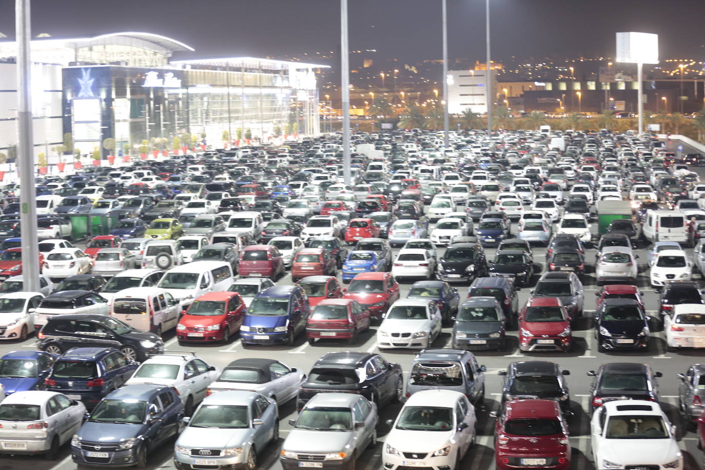Los centros comerciales y tiendas de la capital, a rebosar de clientes durante este viernes 29 de noviembre