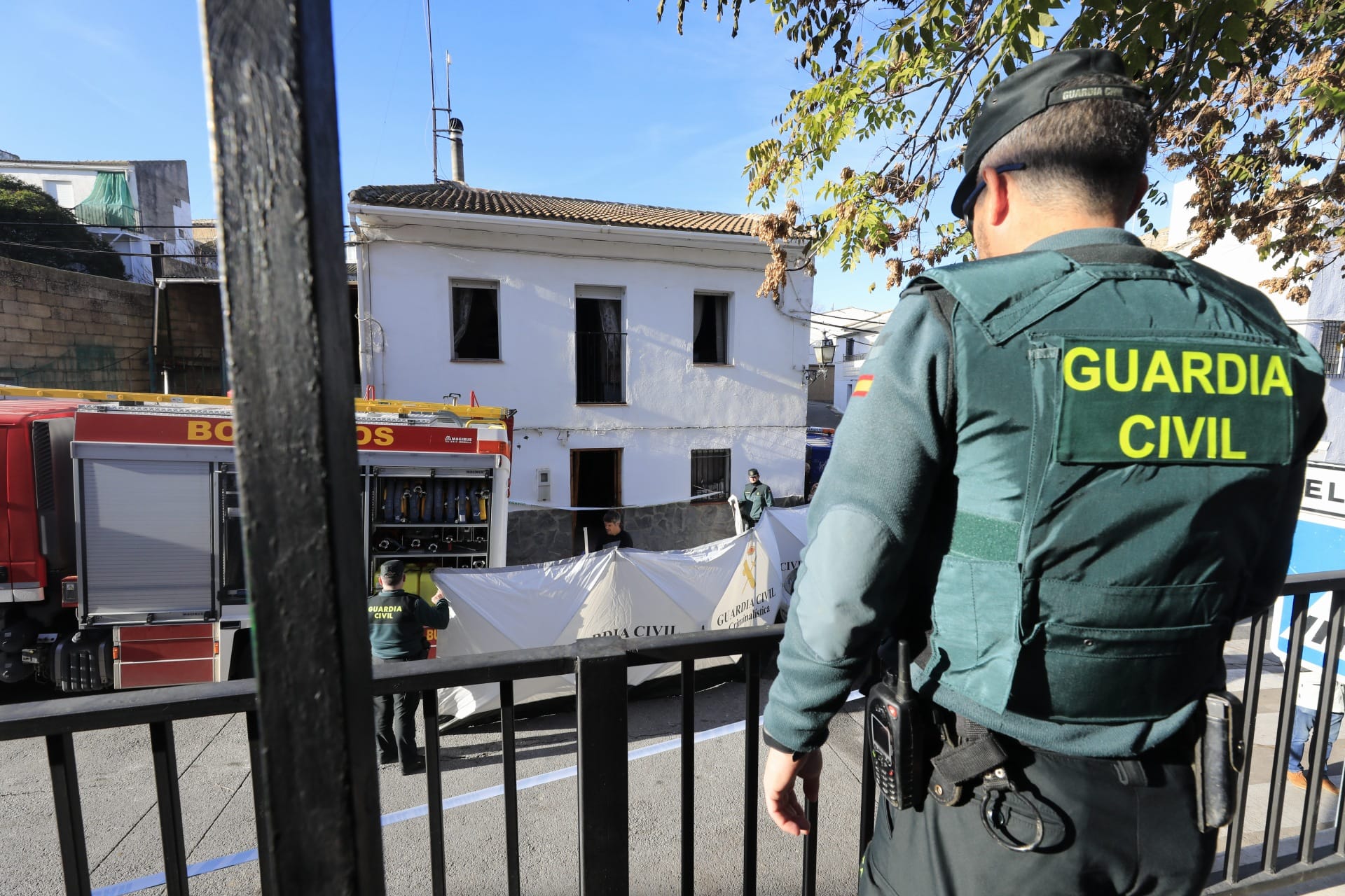 Miembros de la funeraria proceden a guardar uno de los féretros en el vehículo.