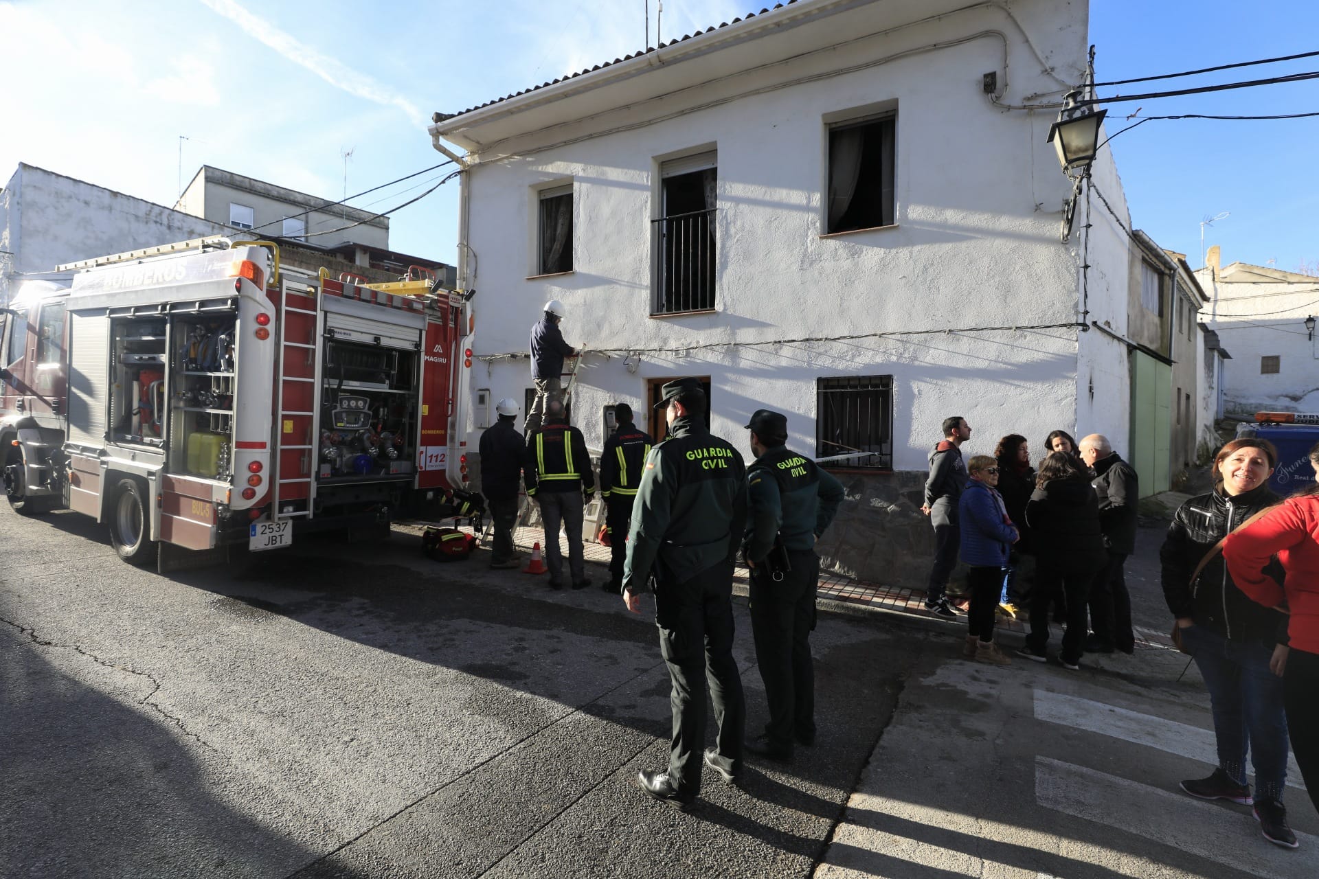 Miembros de la funeraria proceden a guardar uno de los féretros en el vehículo.