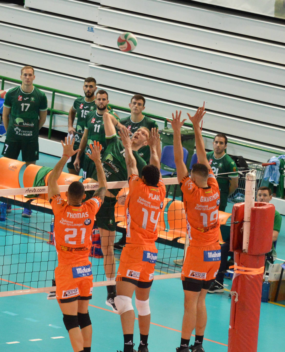 Pavel Kukartsev intenta el remate ante un buen armado bloqueo de Teruel. 