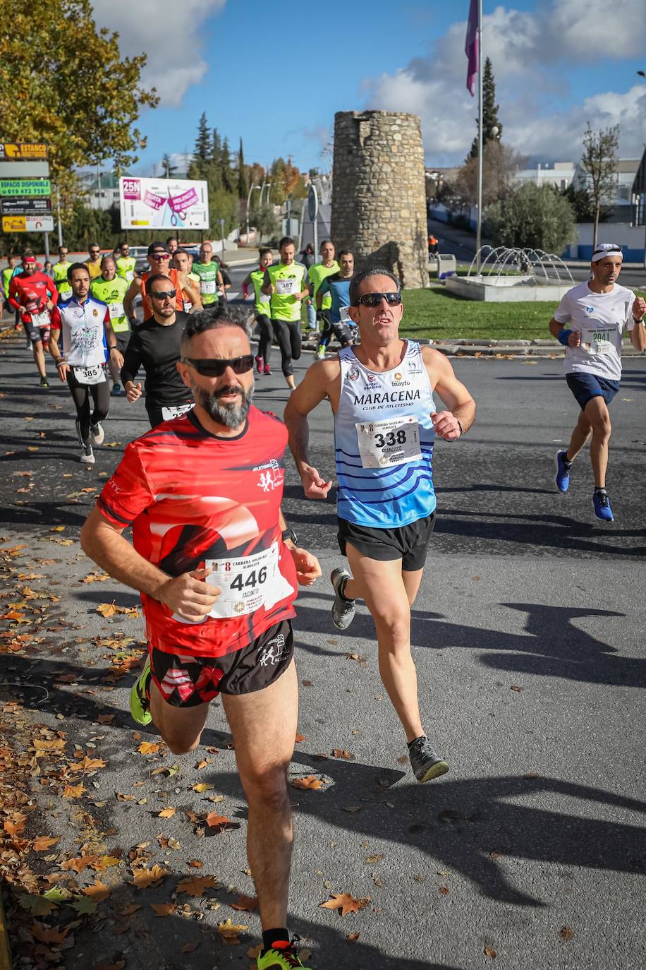 Muchos corredores han acudido disfrazados a una cita que cumple su octava edición