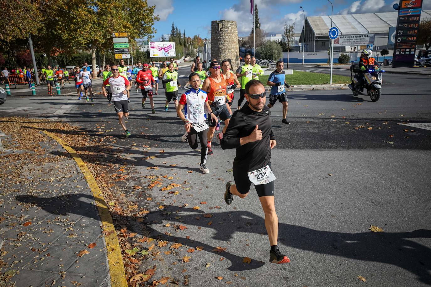 Muchos corredores han acudido disfrazados a una cita que cumple su octava edición