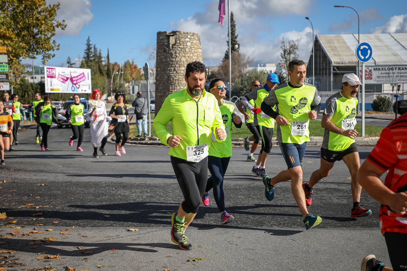 Muchos corredores han acudido disfrazados a una cita que cumple su octava edición