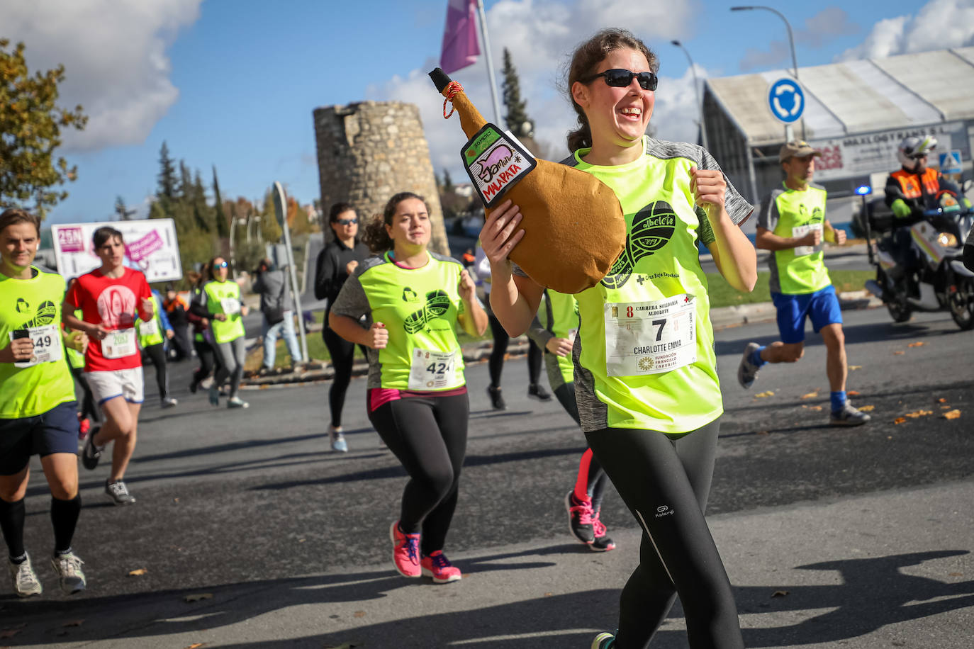 Muchos corredores han acudido disfrazados a una cita que cumple su octava edición