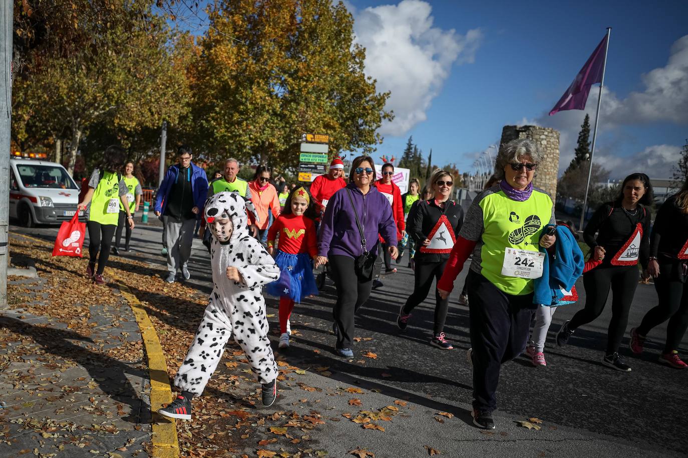 Muchos corredores han acudido disfrazados a una cita que cumple su octava edición