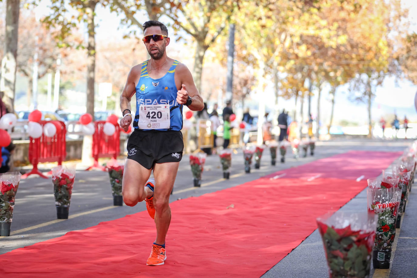 Muchos corredores han acudido disfrazados a una cita que cumple su octava edición