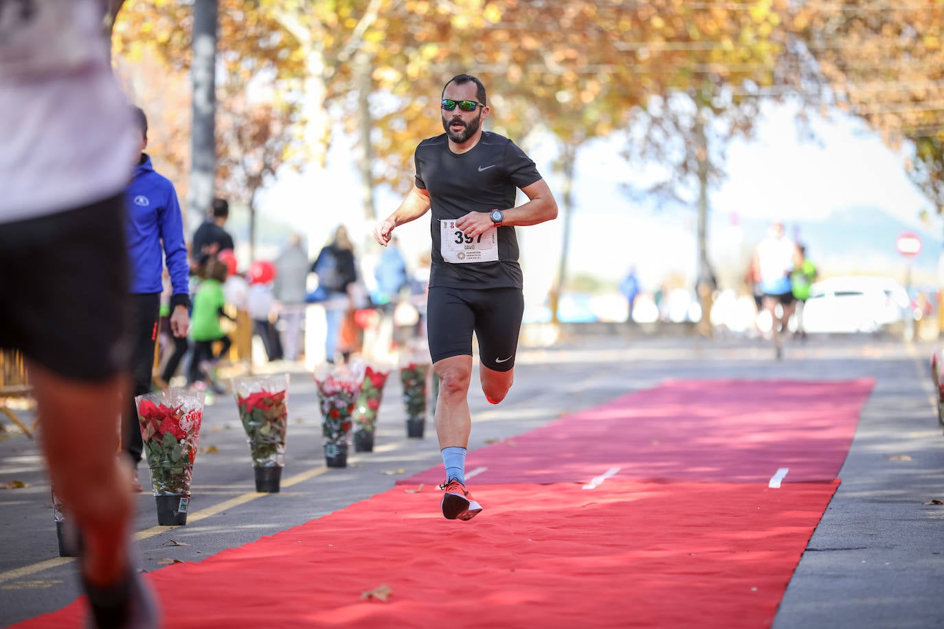 Muchos corredores han acudido disfrazados a una cita que cumple su octava edición