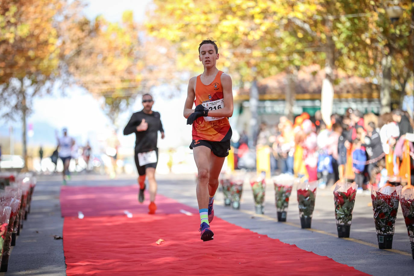 Muchos corredores han acudido disfrazados a una cita que cumple su octava edición