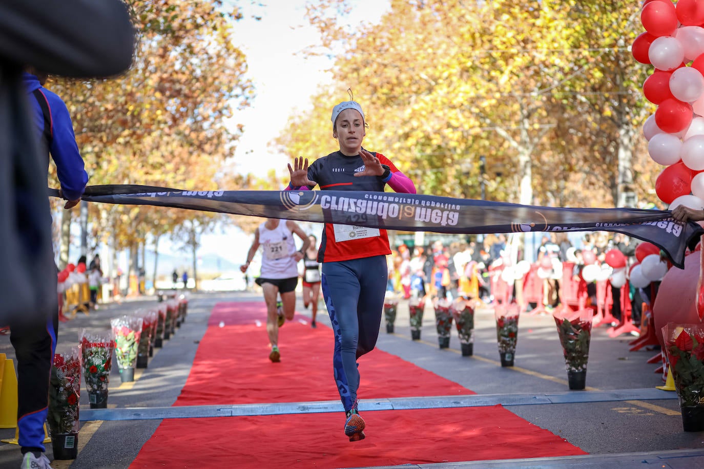 Muchos corredores han acudido disfrazados a una cita que cumple su octava edición