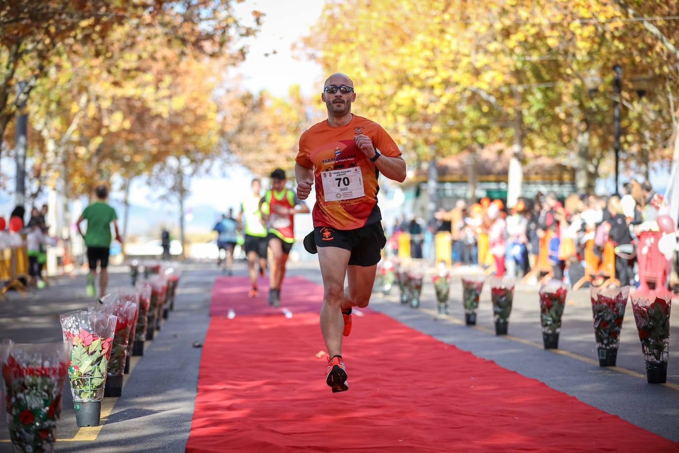 Muchos corredores han acudido disfrazados a una cita que cumple su octava edición