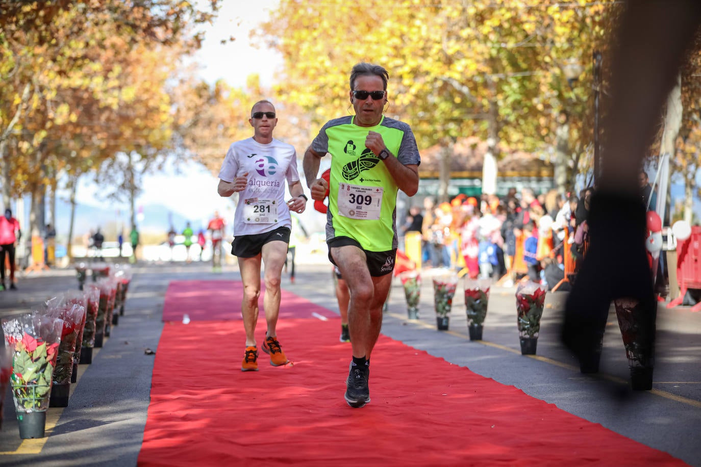 Muchos corredores han acudido disfrazados a una cita que cumple su octava edición