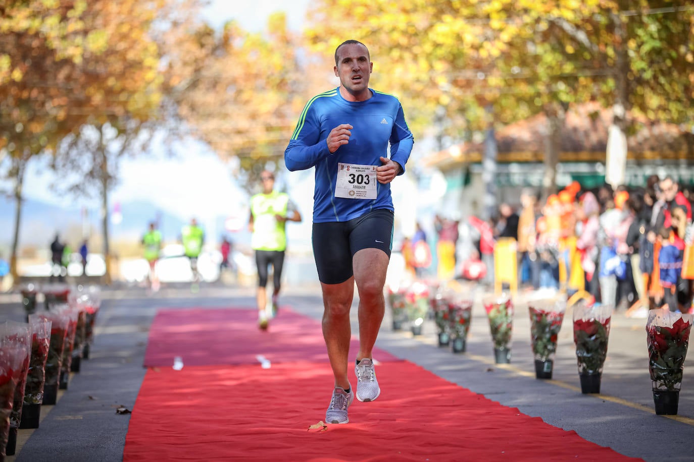 Muchos corredores han acudido disfrazados a una cita que cumple su octava edición