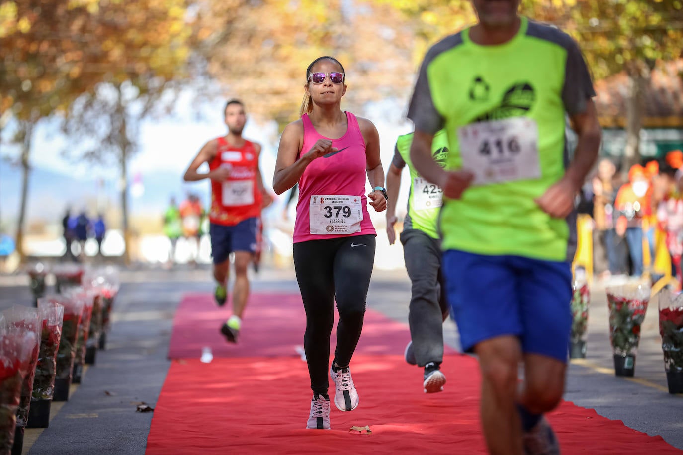 Muchos corredores han acudido disfrazados a una cita que cumple su octava edición