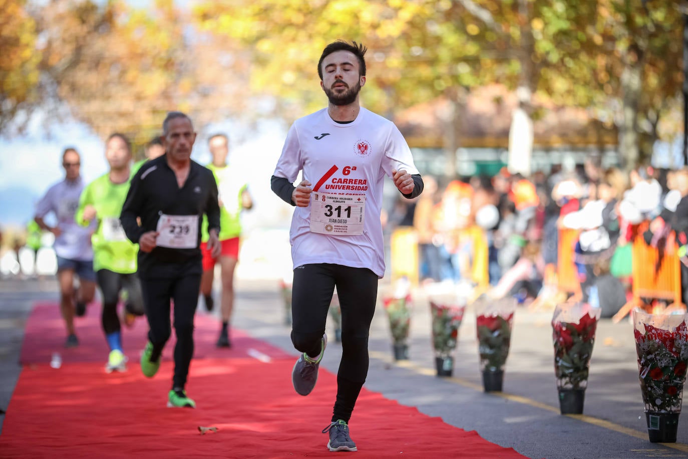 Muchos corredores han acudido disfrazados a una cita que cumple su octava edición