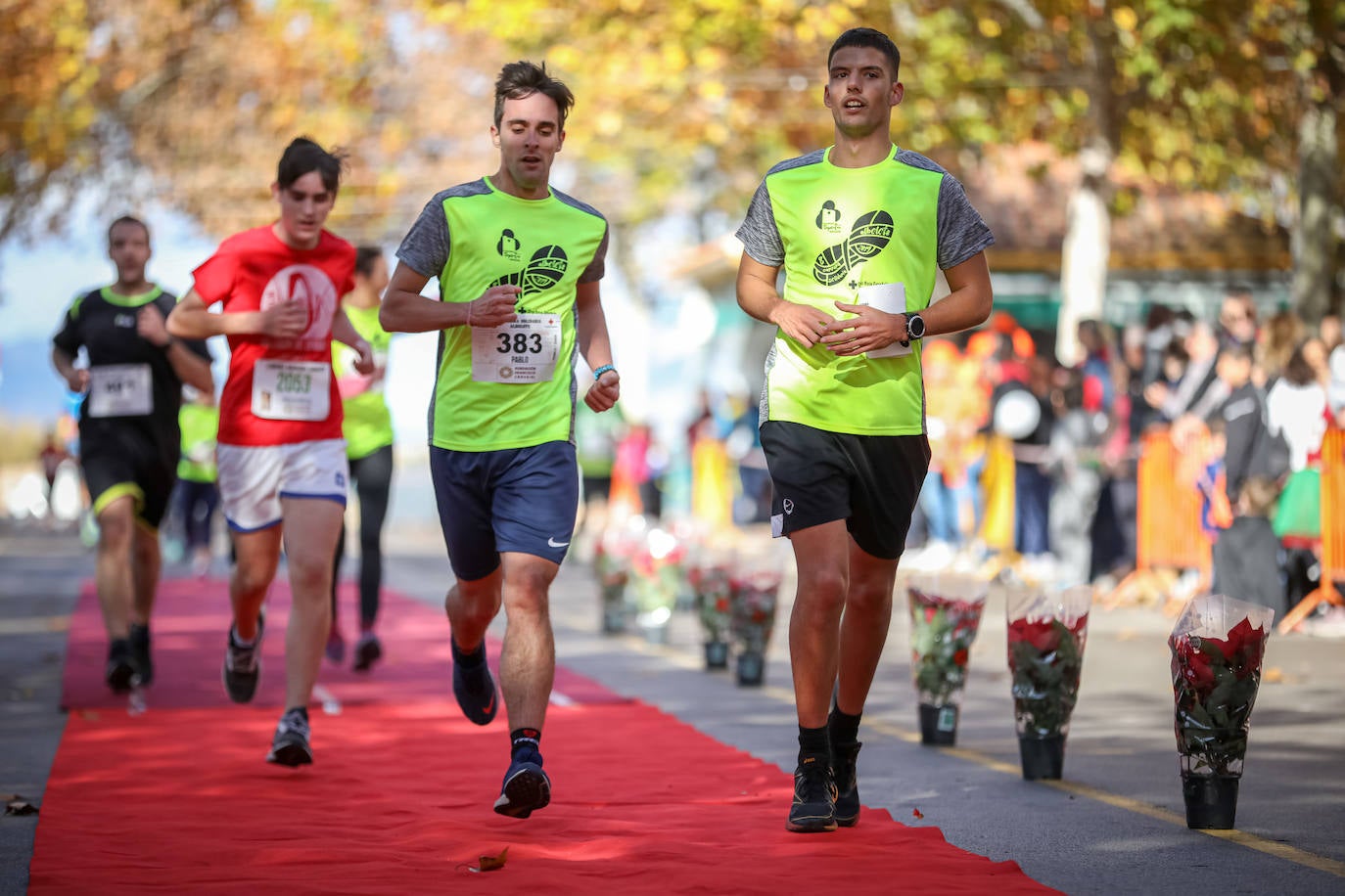 Muchos corredores han acudido disfrazados a una cita que cumple su octava edición