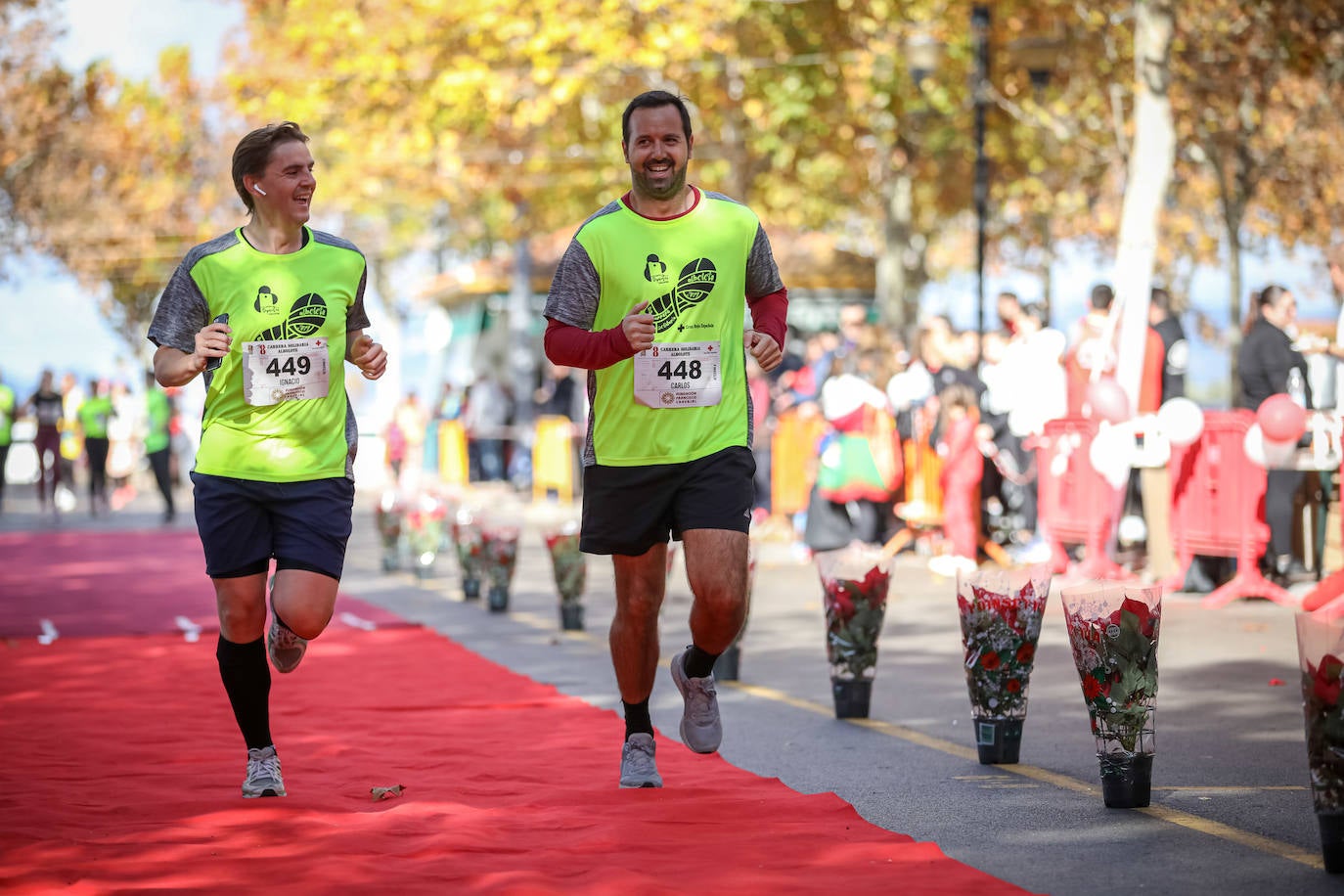 Muchos corredores han acudido disfrazados a una cita que cumple su octava edición