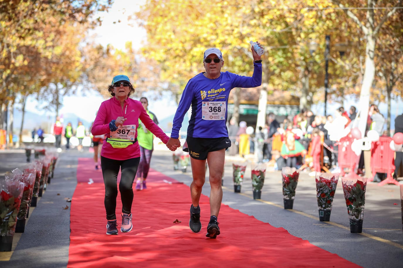 Muchos corredores han acudido disfrazados a una cita que cumple su octava edición