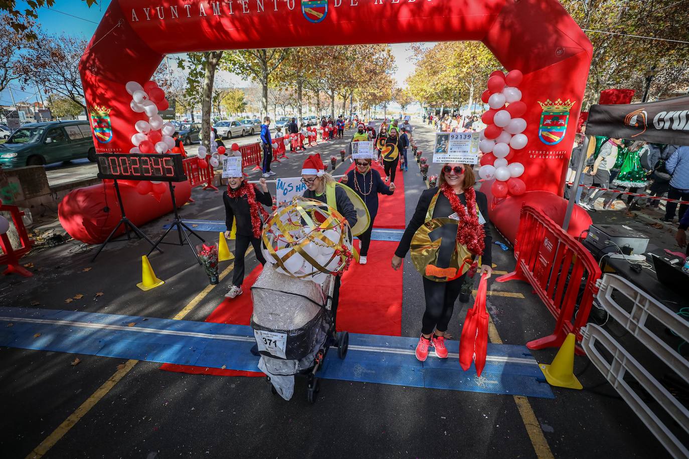 Muchos corredores han acudido disfrazados a una cita que cumple su octava edición