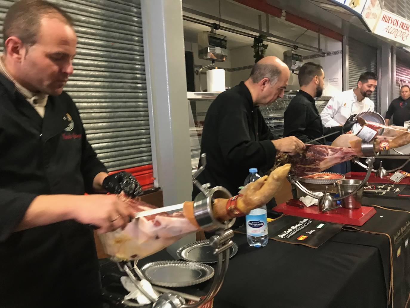 El Mercado de San Francisco ha acogido esta mañana VI Feria del Aceite de Oliva y el IV Concurso Nacional de Cortadores de Jamón, prueba puntuable en el circuito nacional