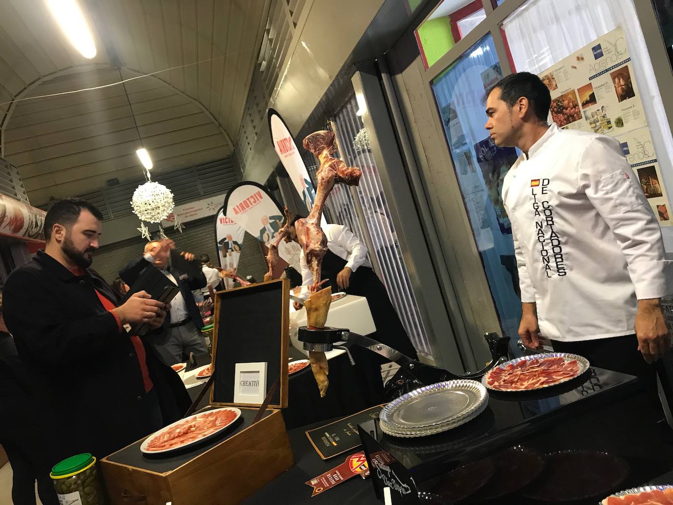 El Mercado de San Francisco ha acogido esta mañana VI Feria del Aceite de Oliva y el IV Concurso Nacional de Cortadores de Jamón, prueba puntuable en el circuito nacional