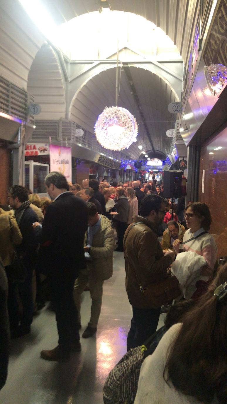 El Mercado de San Francisco ha acogido esta mañana VI Feria del Aceite de Oliva y el IV Concurso Nacional de Cortadores de Jamón, prueba puntuable en el circuito nacional