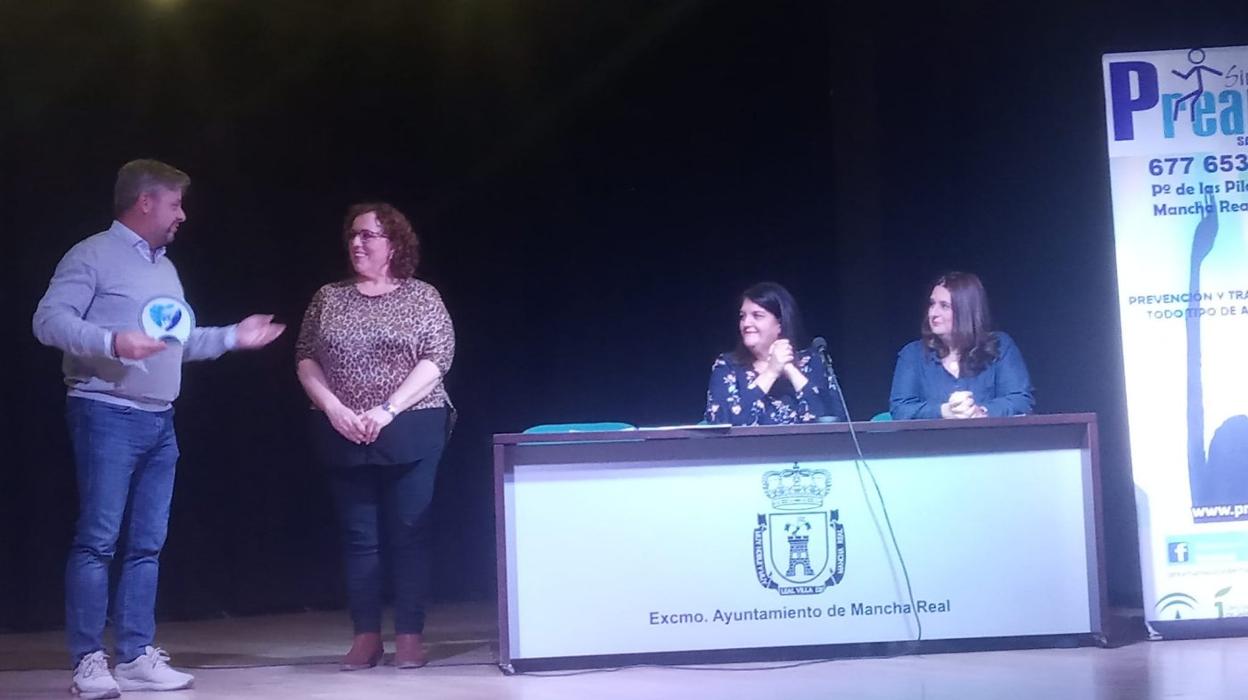 Entrega del Premio de Incorporación Social a uno de los responsables de la empresa.