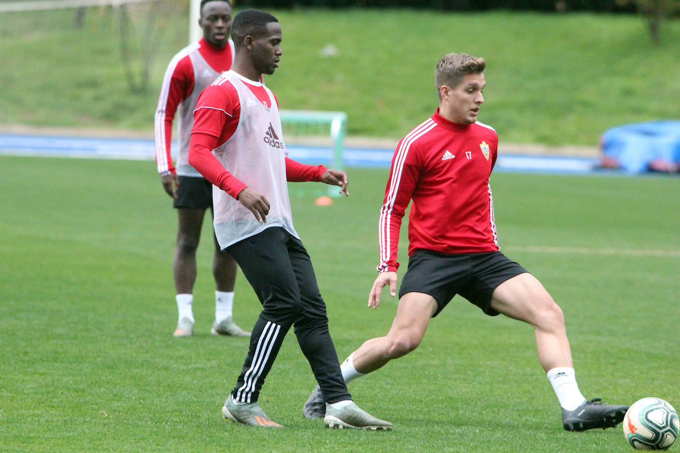 Corpas intenta controlar el balón en presencia de Jonathan Silva. 