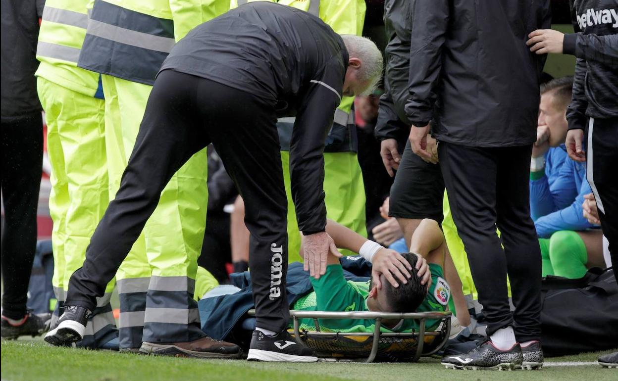 Siovas se retira con las manos en la cabeza del Sánchez Pizjuán. 