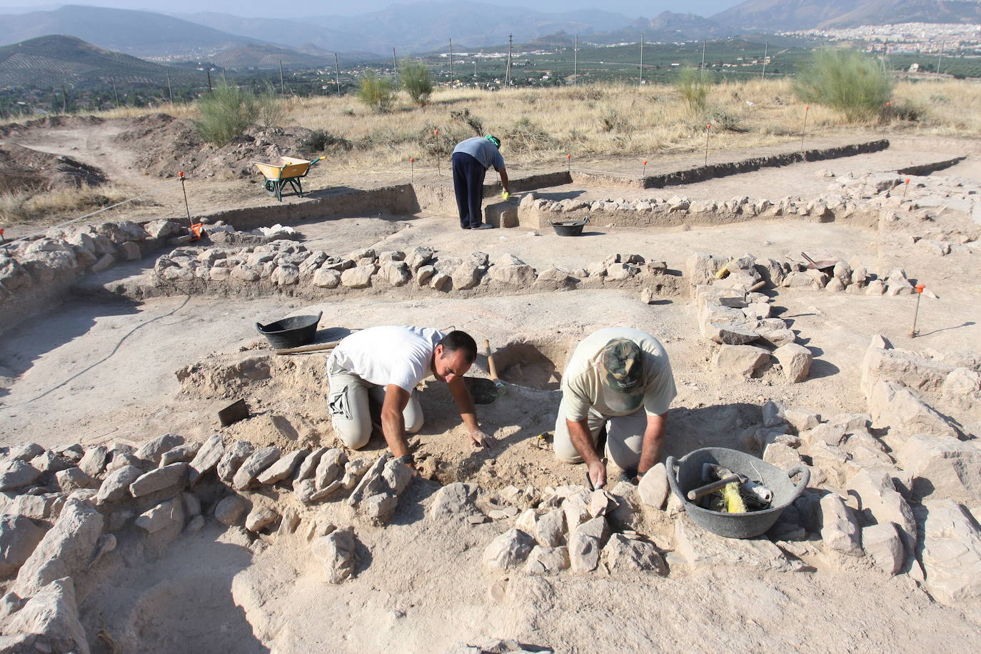 Arqueólogos del Centro Andaluz de Arqueología Ibérica de la Universidad de Jaén trabajando en el 'oppidum' de Puente Tablas en una imagen de archivo. 