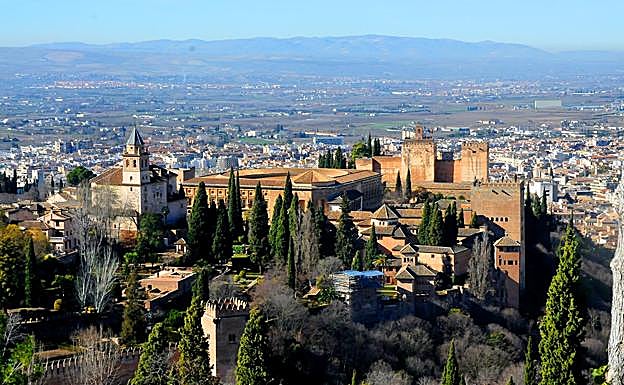 Imagen principal - Vista de la Alhambra desde el acceso al mirador; Cernícalo, Falco tinnunculus; senderistas ascienden al mirador 