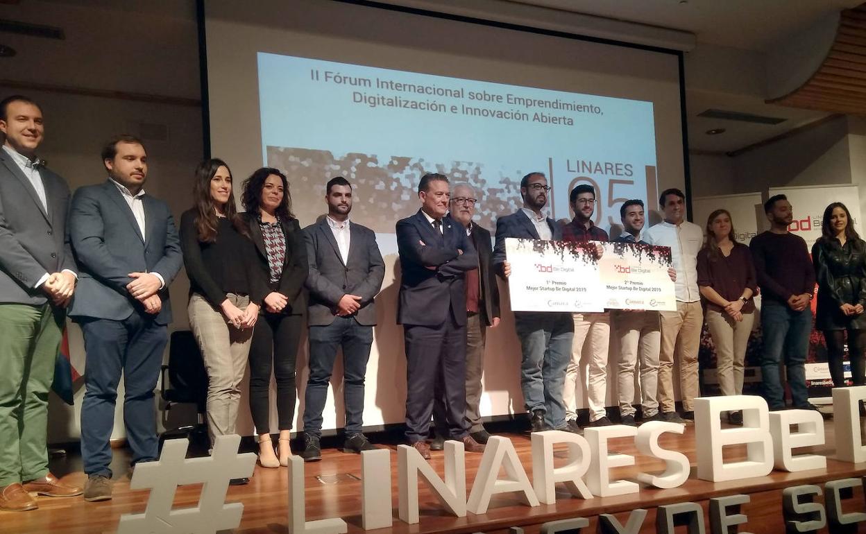 Ganadores de 'Be Digital' con autoridades. 