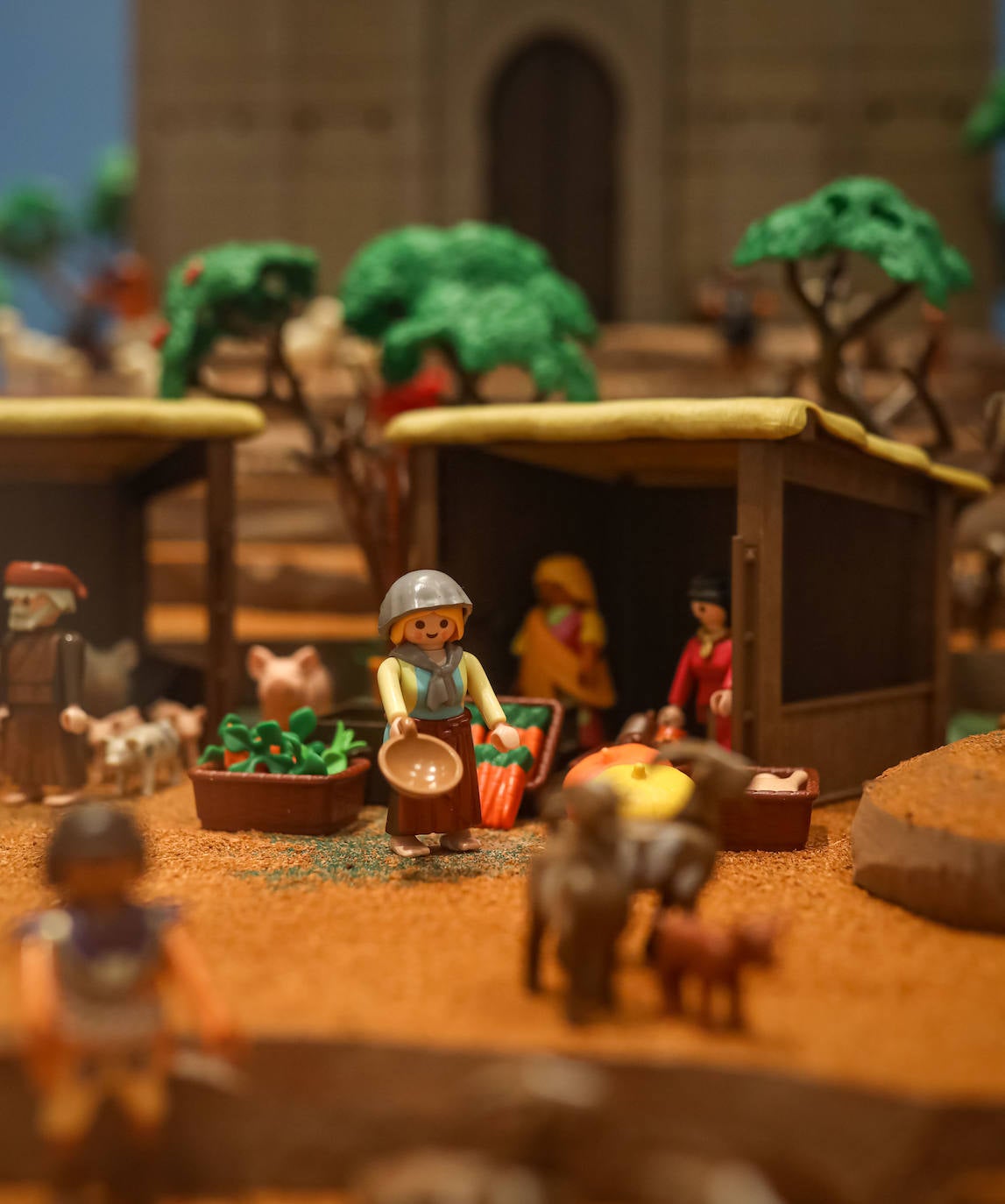 La Cofradía de los Estudiantes ha elaborado uno de los belenes más singulares que se hayan visto en la ciudad con un tamaño de 20 metros de ancho y más de 1.000 figuras