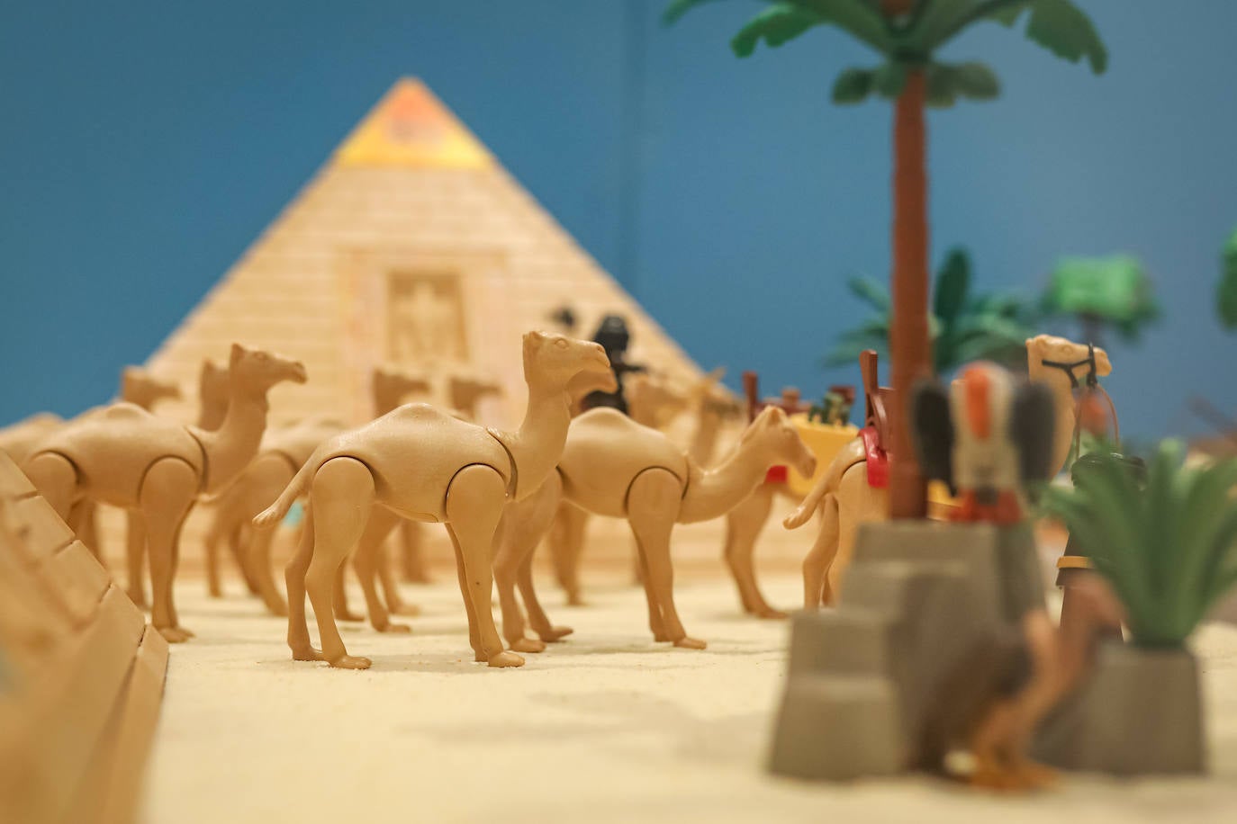 La Cofradía de los Estudiantes ha elaborado uno de los belenes más singulares que se hayan visto en la ciudad con un tamaño de 20 metros de ancho y más de 1.000 figuras